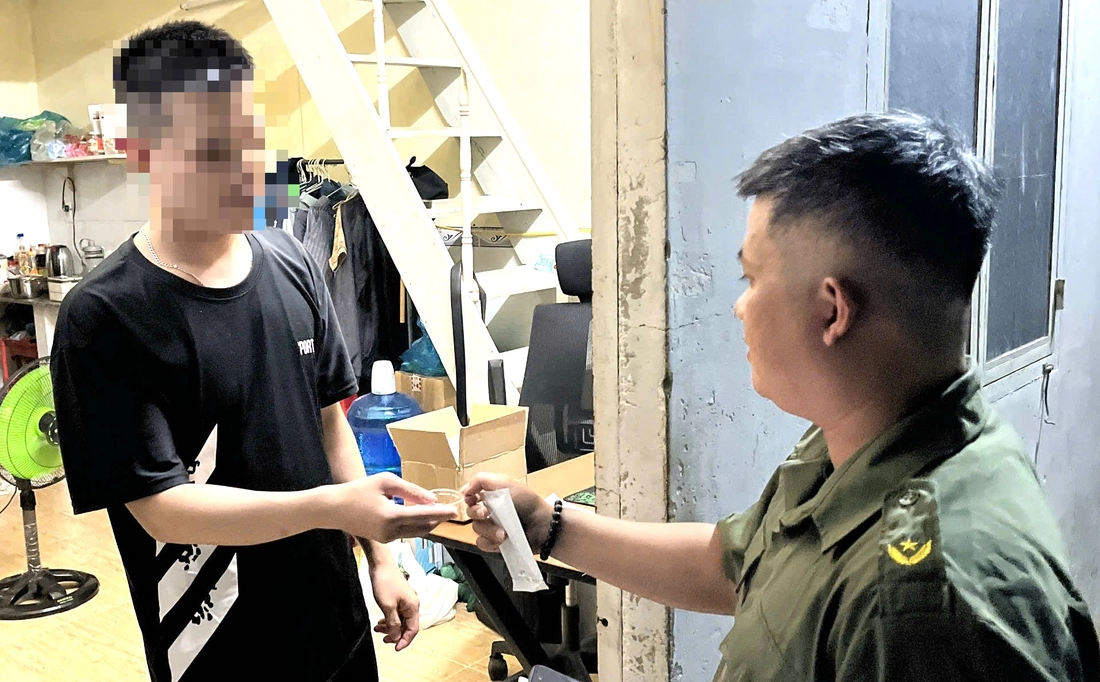 Theo chân công an phường gõ cửa từng phòng trọ xét nghiệm ma túy trong cộng đồng - Ảnh 6.