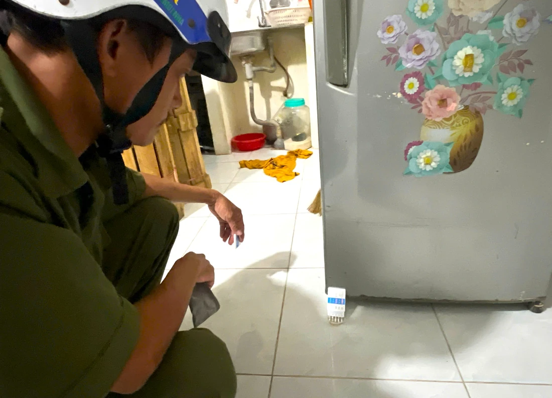 Theo chân công an phường gõ cửa từng phòng trọ xét nghiệm ma túy trong cộng đồng - Ảnh 3.