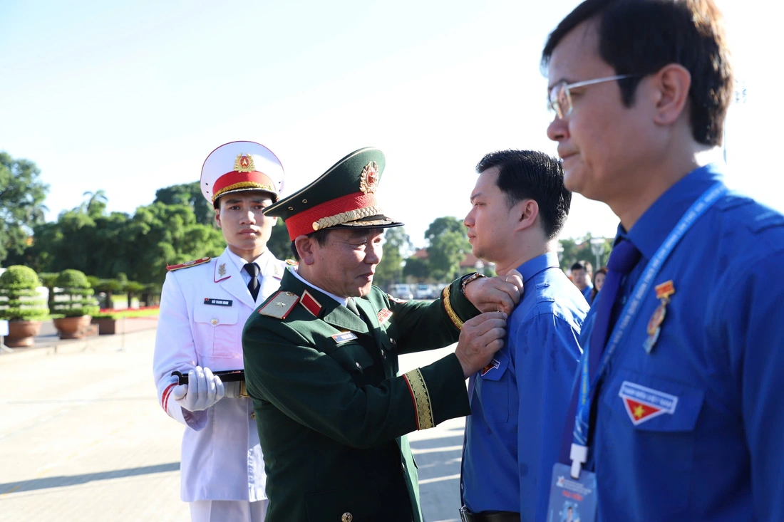 Gần 800 đại biểu thanh niên viếng Chủ tịch Hồ Chí Minh - Ảnh 4.
