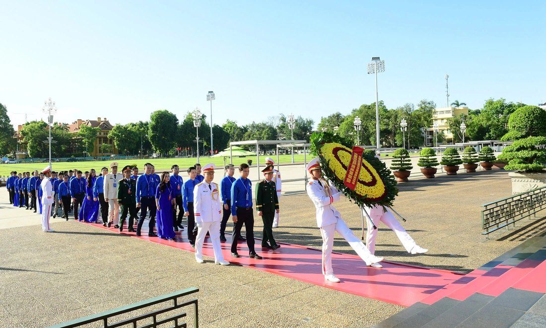 Gần 800 đại biểu thanh niên viếng Chủ tịch Hồ Chí Minh - Ảnh 1.