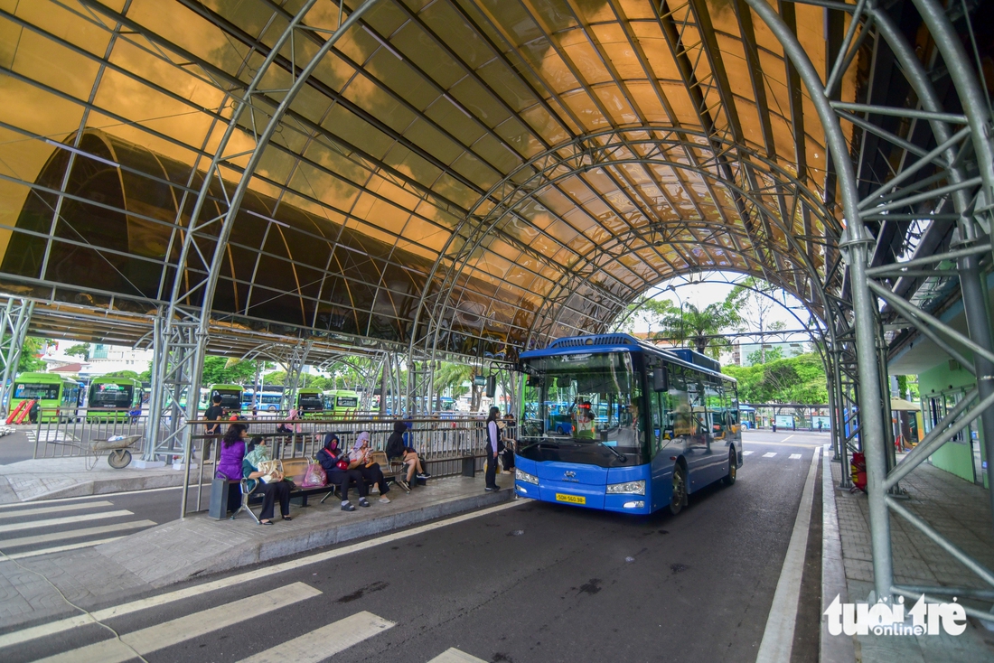 Cận cảnh dàn xe buýt tiện nghi, hiện đại trước ngày TP.HCM miễn phí vé cho người dân - Ảnh 1.