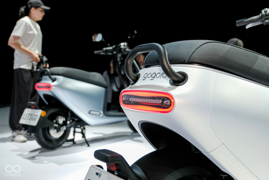 Hãng xe sắp vào Việt Nam ra mắt xe máy điện giá ngang Honda SH Mode, sàn để vừa vali 28inch, khay để cốc - Ảnh 12.