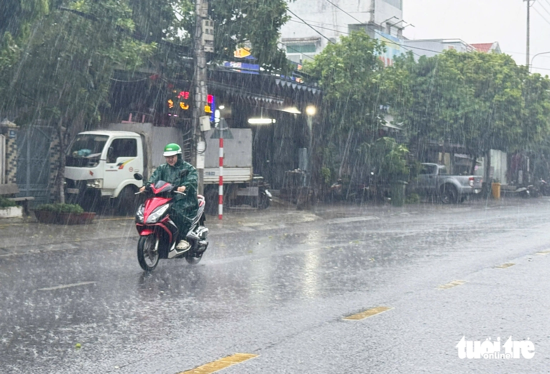 Mưa lớn giải nhiệt phía nam Đà Nẵng sau đợt nắng như đổ lửa - Ảnh 6.