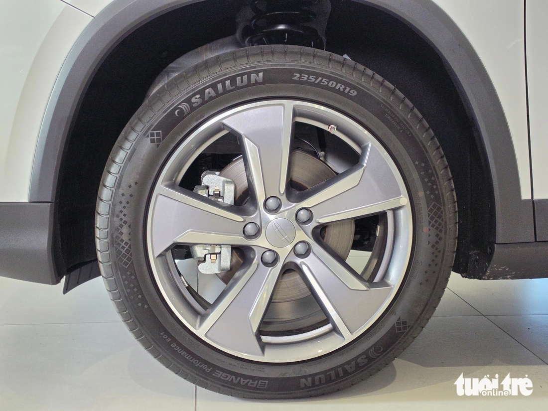 Geely Okavango ra mắt Việt Nam: Giá từ 739 triệu, rẻ hơn Toyota Corolla Cross dù rộng hơn Santa Fe - Ảnh 12.