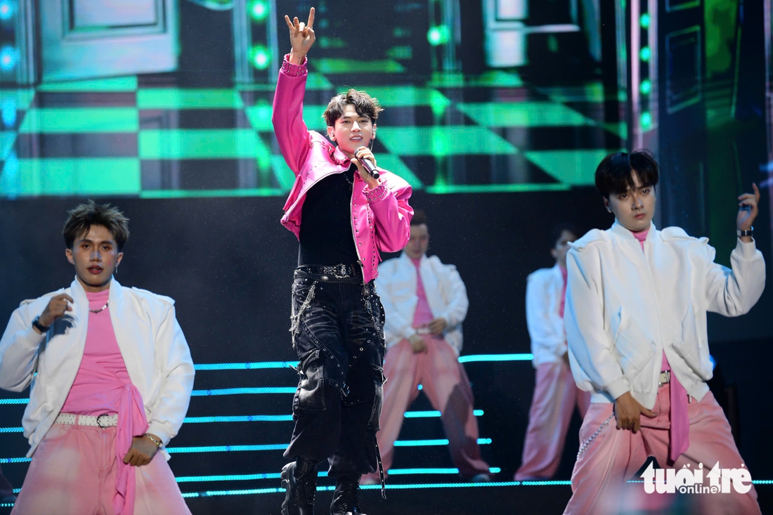 E-Concert 'nổ tung' khi dàn sao không chỉ hát mà còn đến để tặng quà - Ảnh 10. E-concert - Ảnh 10.