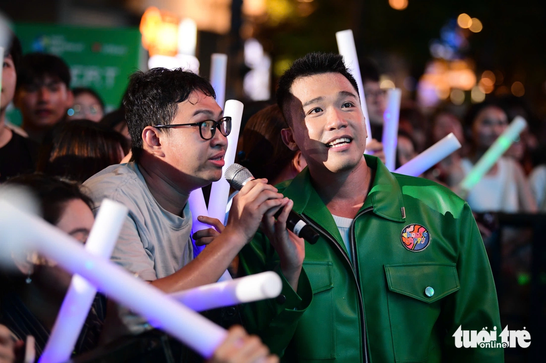 E-Concert 'nổ tung' khi dàn sao không chỉ hát mà còn đến để tặng quà - Ảnh 12. E-concert - Ảnh 12.