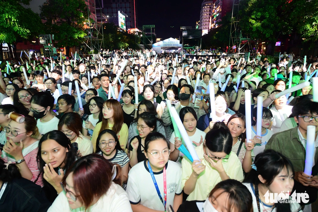 E-Concert 'nổ tung' khi dàn sao không chỉ hát mà còn đến để tặng quà - Ảnh 13. E-concert - Ảnh 13.