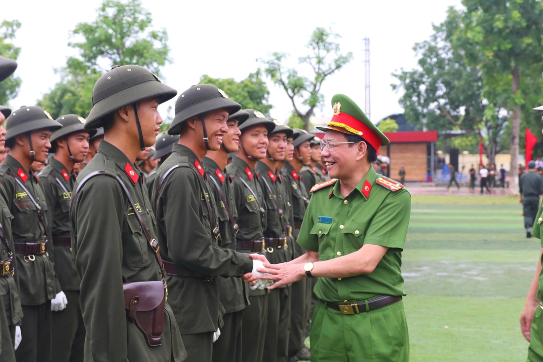 Hình ảnh cảnh sát cơ động huấn luyện cho chiến sĩ mới - Ảnh 12.