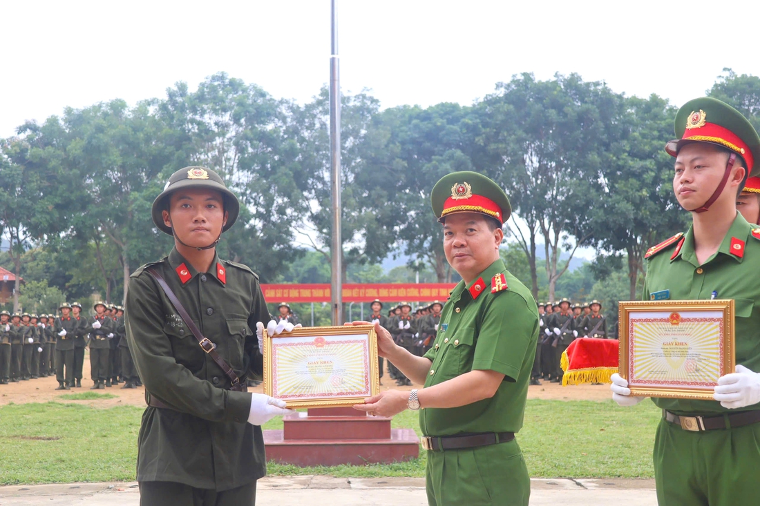 Hình ảnh cảnh sát cơ động huấn luyện cho chiến sĩ mới - Ảnh 13.