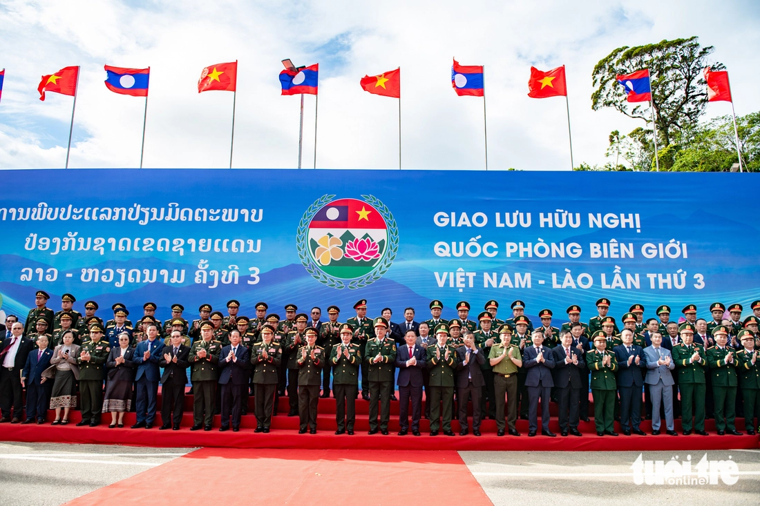 Đại tướng Phan Văn Giang và Đại tướng Khamliang Outhakaysone cùng nhân dân ném còn, nhảy sạp, múa Lamvong - Ảnh 1.