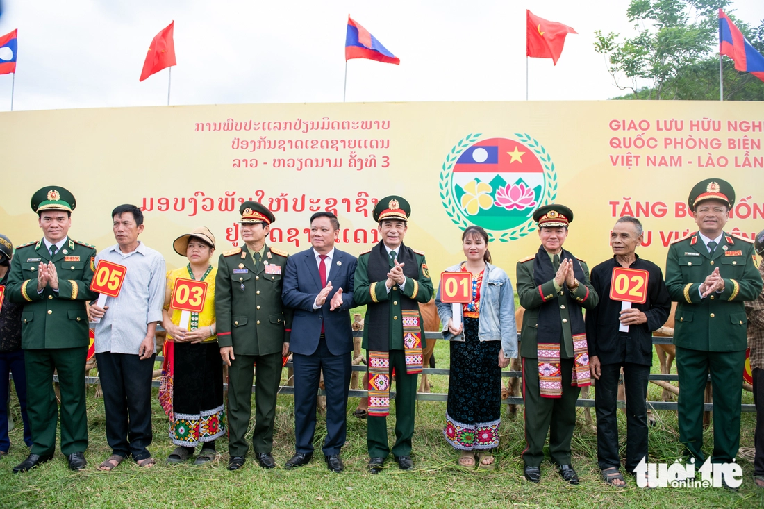 Đại tướng Phan Văn Giang và Đại tướng Khamliang Outhakaysone cùng nhân dân ném còn, nhảy sạp, múa Lamvong - Ảnh 9.