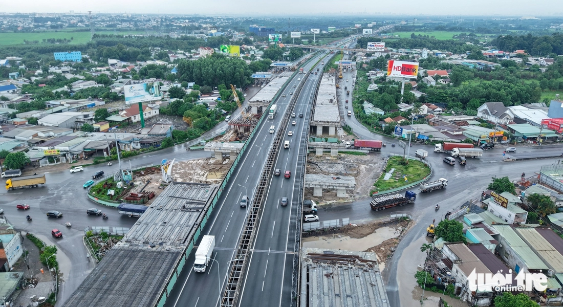 Những hình ảnh mới nhất trên đại công trường mở rộng cao tốc TP.HCM - Long Thành - Ảnh 13.