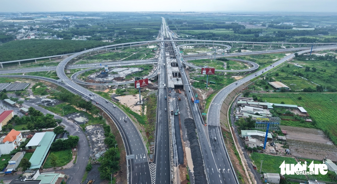 Những hình ảnh mới nhất trên đại công trường mở rộng cao tốc TP.HCM - Long Thành - Ảnh 17.