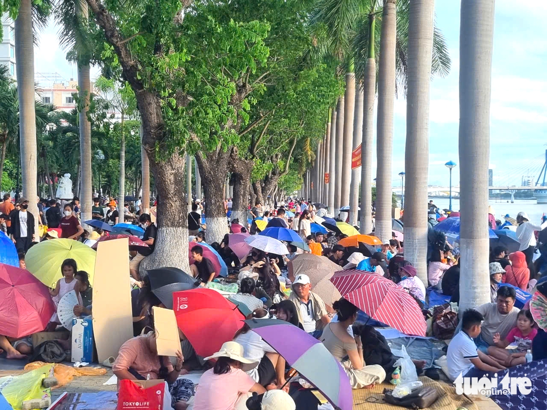 3 tiếng trước đêm chung kết pháo hoa quốc tế Đà Nẵng, người dân kín bờ sông Hàn giữ chỗ - Ảnh 1.