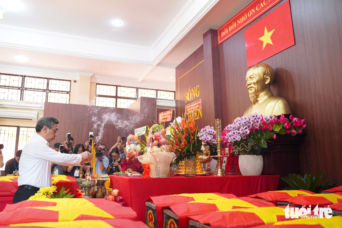 Phó Bí thư Thành uỷ Nguyễn Phước Lộc dâng hương liệt sĩ và động viên lực lượng tìm kiếm tại công viên Lê Thị Riêng - Ảnh 1.