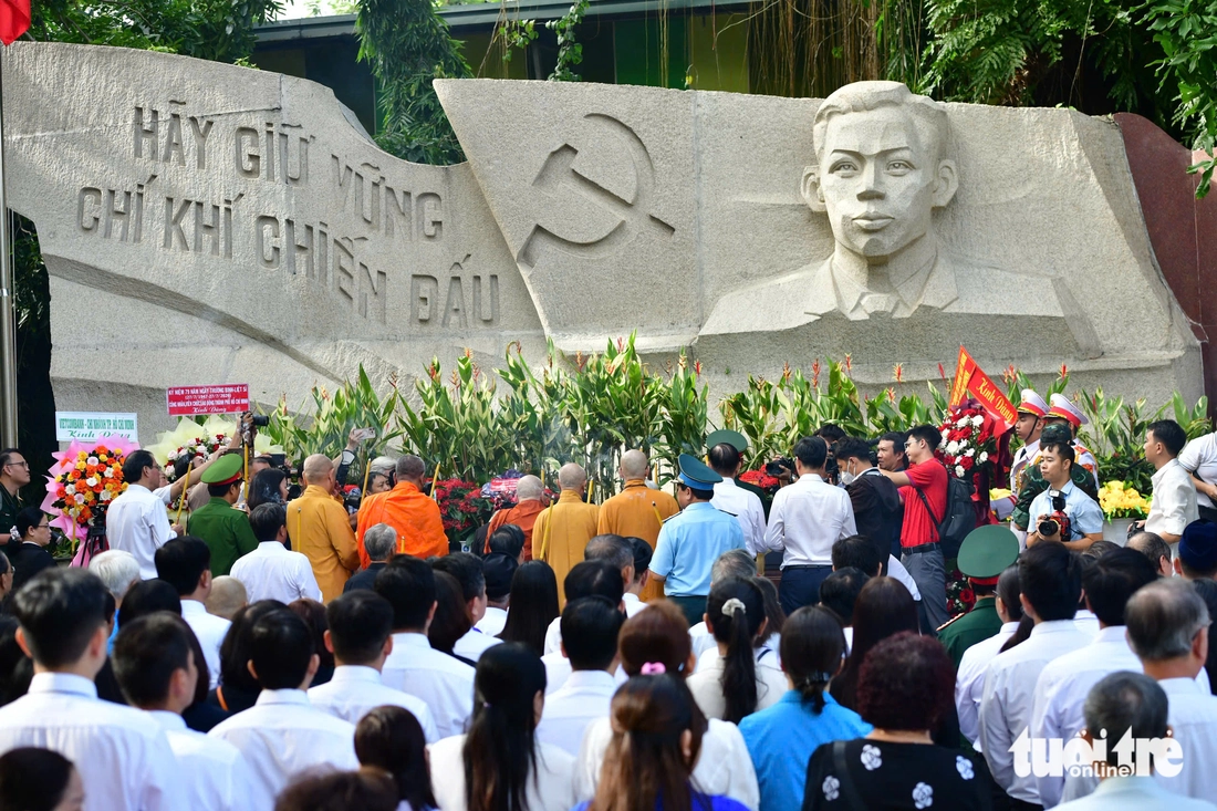 Phó Bí thư Thành uỷ Nguyễn Phước Lộc dâng hương liệt sĩ và động viên lực lượng tìm kiếm tại công viên Lê Thị Riêng - Ảnh 3.