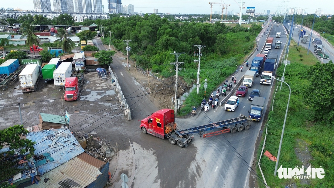 Xe cộ vẫn ra vào các bãi xe đường Võ Chí Công, đe dọa an toàn người dân khu đông TP.HCM - Ảnh 1.