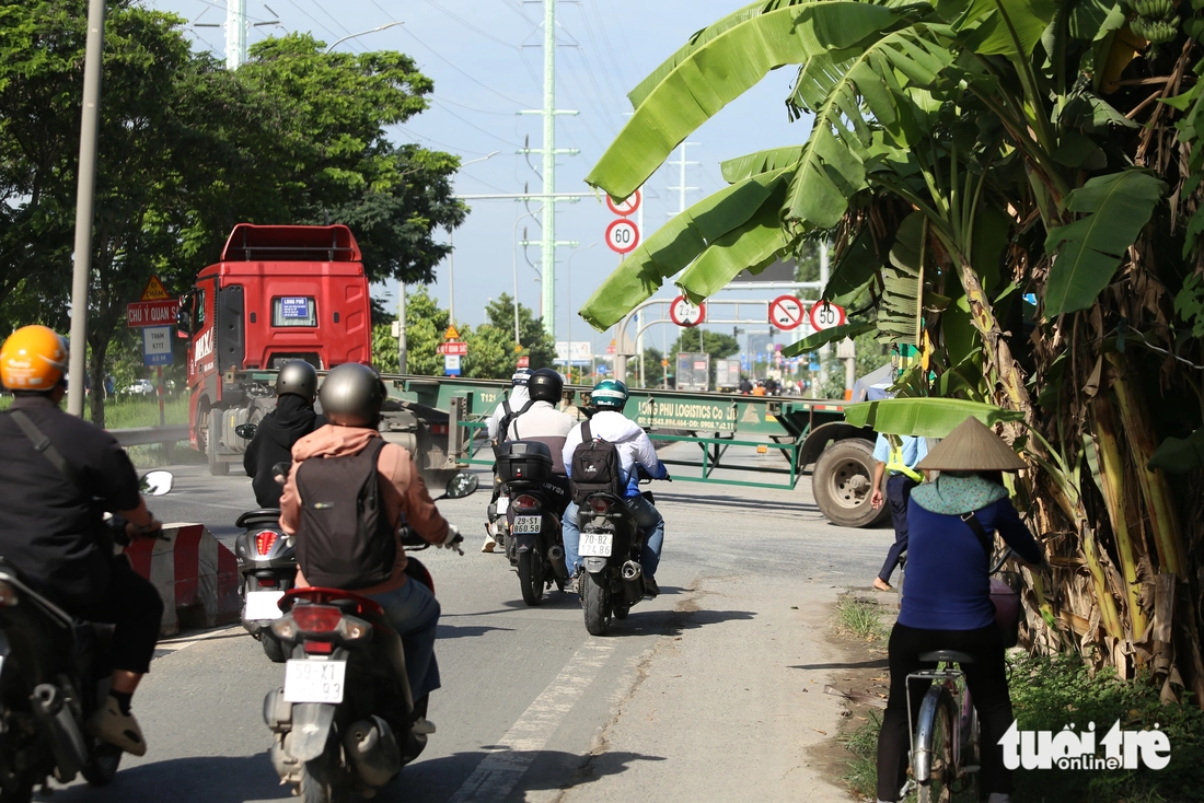 Xe cộ vẫn ra vào các bãi xe đường Võ Chí Công, đe dọa an toàn người dân khu đông TP.HCM - Ảnh 6.