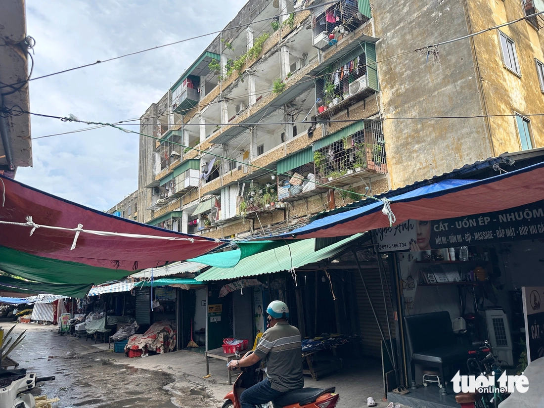 Người dân bất an sống trong chung cư 50 năm tuổi 'rệu rã' - Ảnh 1.