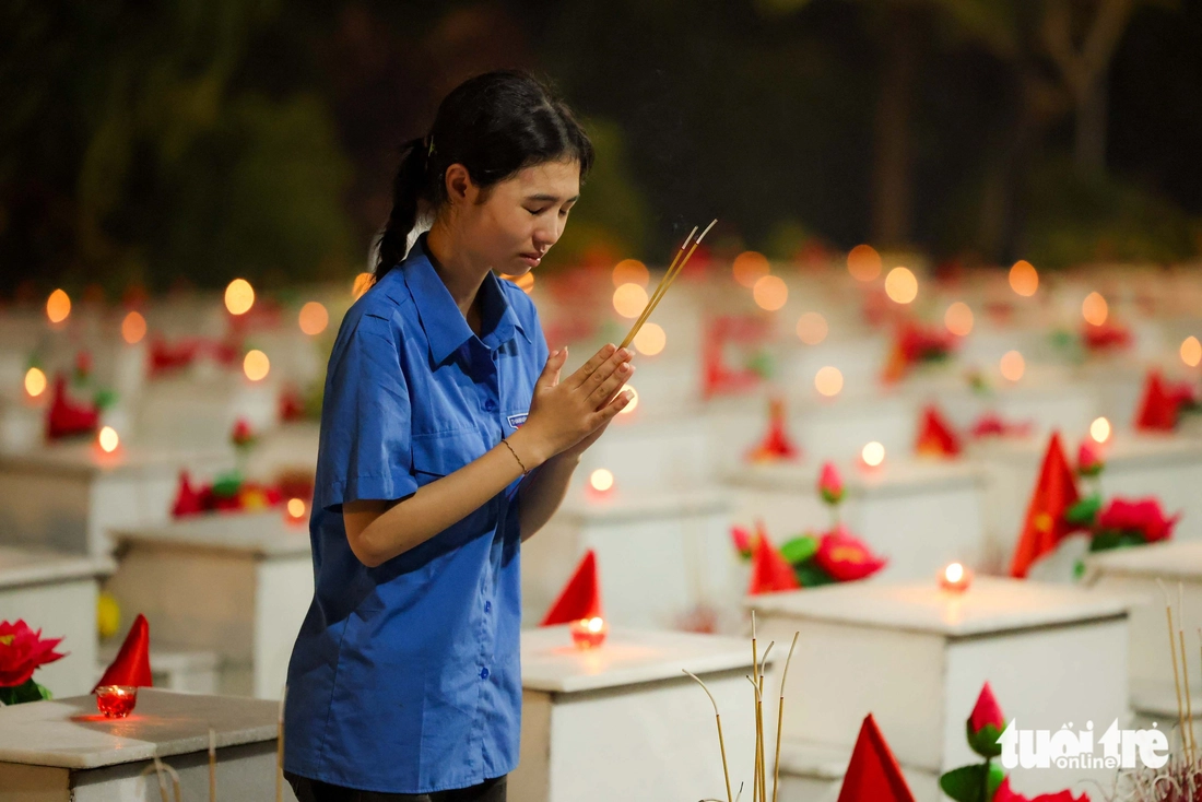 Thắp lên nghìn ngọn nến tri ân ở Nghĩa trang Liệt sĩ quốc gia Vị Xuyên - Ảnh 10.