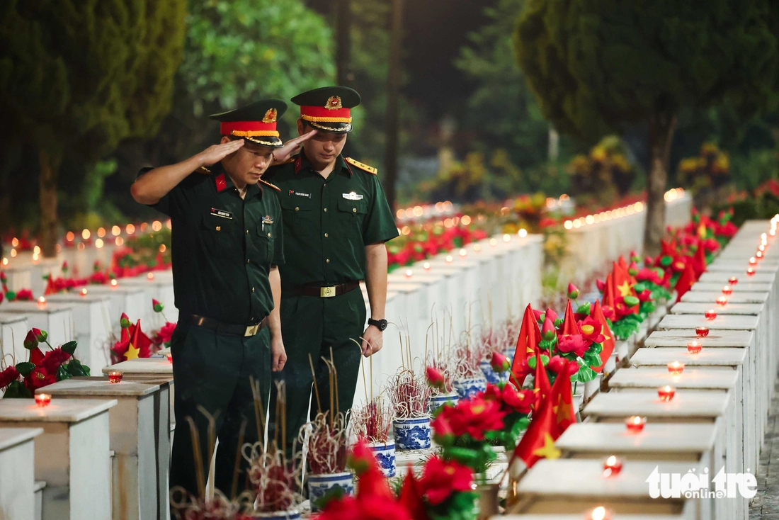 Thắp lên nghìn ngọn nến tri ân ở Nghĩa trang Liệt sĩ quốc gia Vị Xuyên - Ảnh 11.