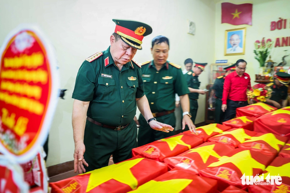 Đại tướng Nguyễn Trọng Nghĩa viếng liệt sĩ tại Mặt trận Vị Xuyên - Ảnh 1.