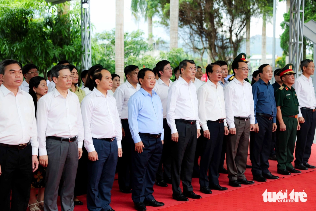 Thủ tướng Lê Minh Hưng dâng hương tại Nghĩa trang Liệt sĩ Quốc gia Vị Xuyên - Ảnh 3.