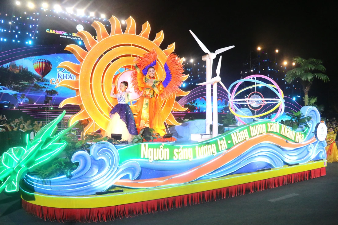 Đường phố Nha Trang rực rỡ sắc màu trong lễ hội Carnival - Ảnh 9.