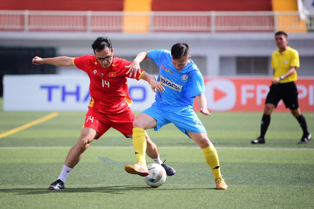 Đội bóng All Stars SG FC cùng Ban tổ chức Giải bóng đá công nhân, viên chức Việt Nam ra sân 'tiếp sức' người lao động - Ảnh 9.