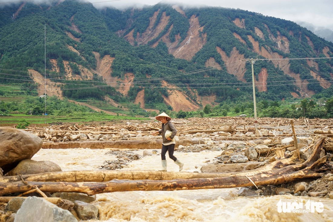 Lai Châu tan hoang sau lũ, hàng trăm hộ dân lại di dời khẩn trong đêm - Ảnh 2.