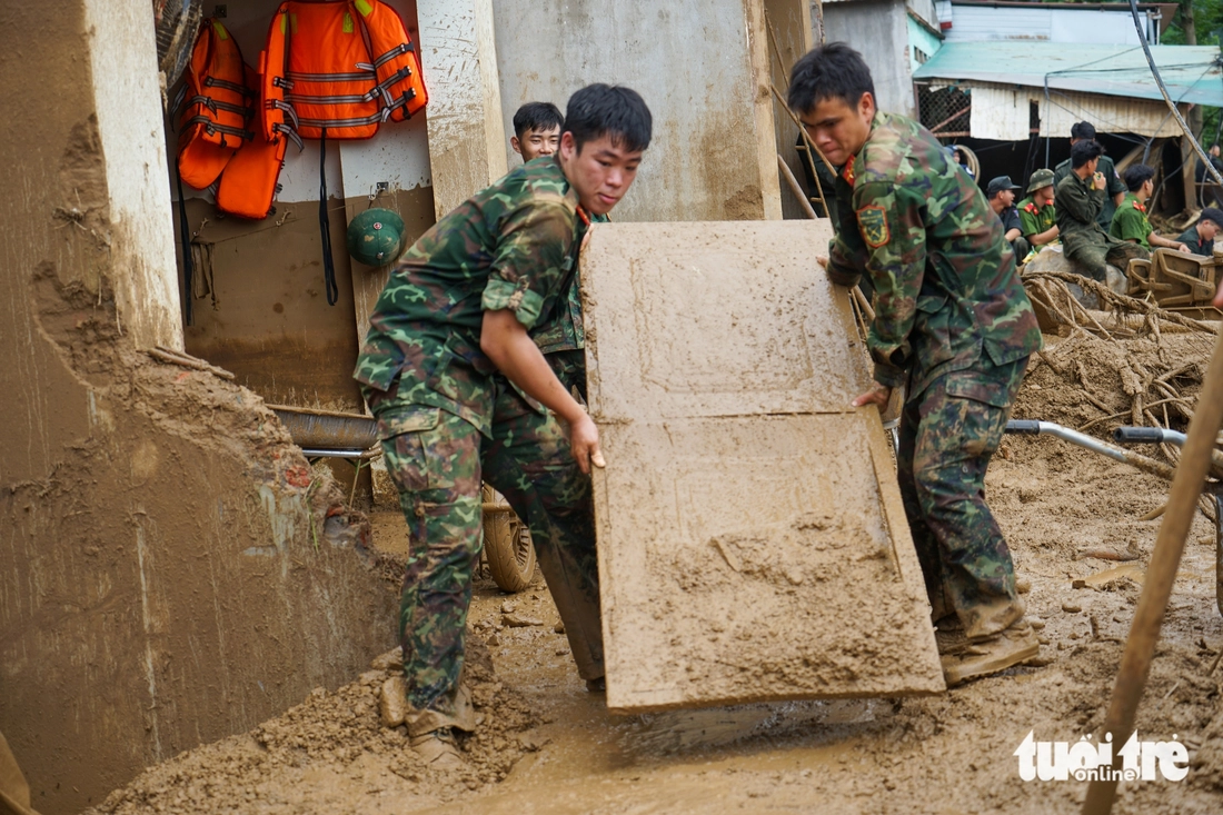 Lai Châu tan hoang sau lũ, hàng trăm hộ dân lại di dời khẩn trong đêm - Ảnh 3.