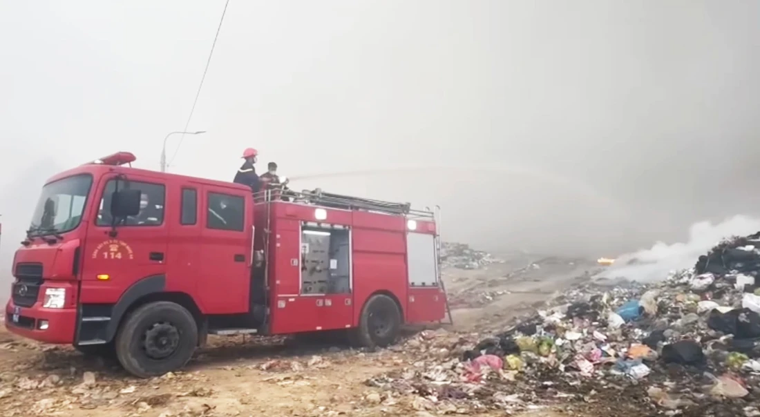 Bãi rác lớn nhất Nghệ An cháy dữ dội, lửa lan làm cháy rừng - Ảnh 10.
