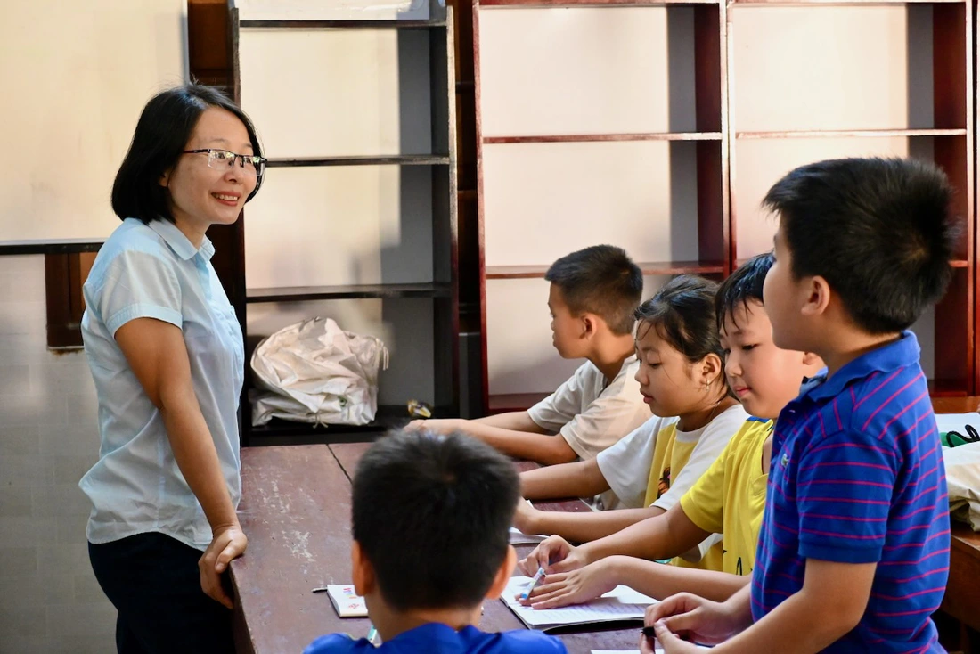 Lớp học tiếng Anh dưới mái chùa, trò nghèo học cả chữ lẫn đức - Ảnh 2.