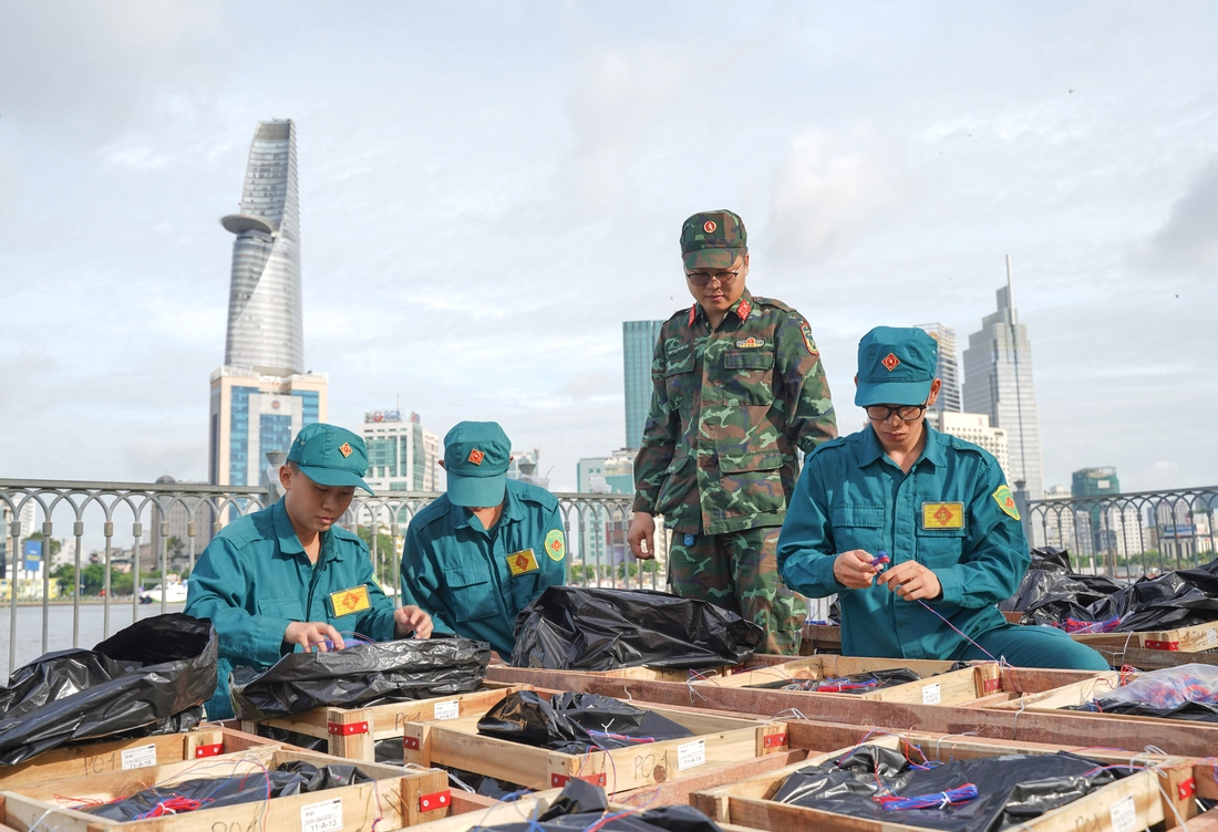 Cận cảnh trận địa pháo hoa tầm cao tại trung tâm TP chuẩn bị khai hỏa vào tối 2-7 - Ảnh 1.