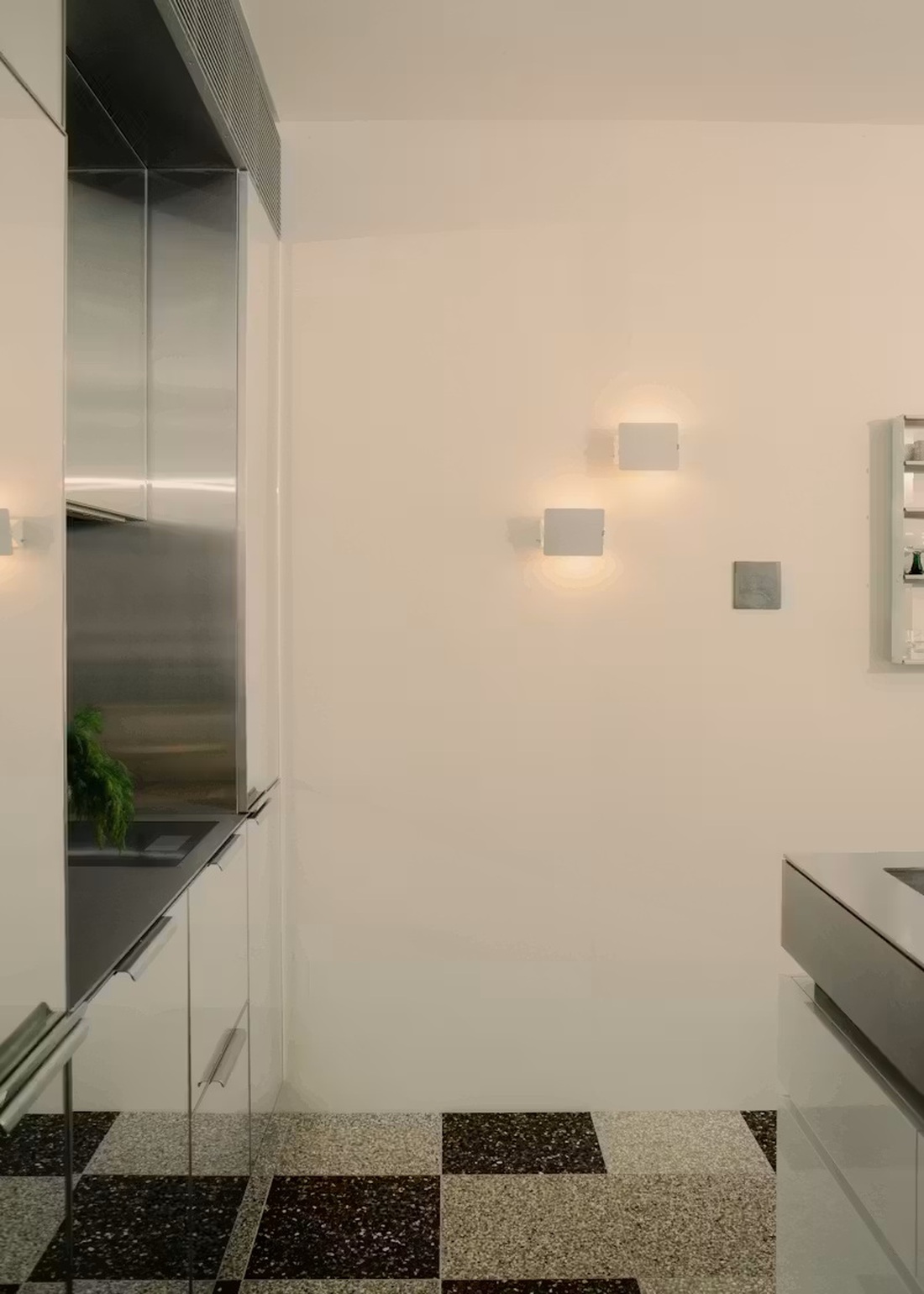 Nhà bếp có gương và kính khắp tường giúp nhà phố hẹp thành nơi đáng sống - Ảnh 6.