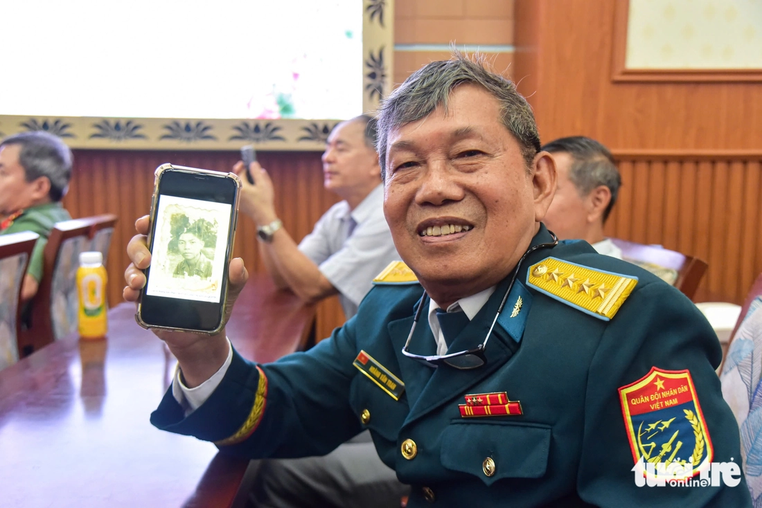 Những bức ảnh liệt sĩ ố màu thời gian sống lại, 'vui sao nước mắt lại trào' sau nhiều năm hoà bình - Ảnh 2.