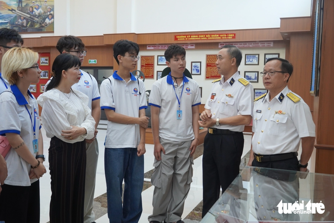 Kiều bào trẻ giao lưu với chiến sĩ, học viên Học viện Hải quân tại Nha Trang - Ảnh 2.