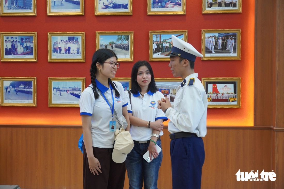 Kiều bào trẻ giao lưu với chiến sĩ, học viên Học viện Hải quân tại Nha Trang - Ảnh 4.