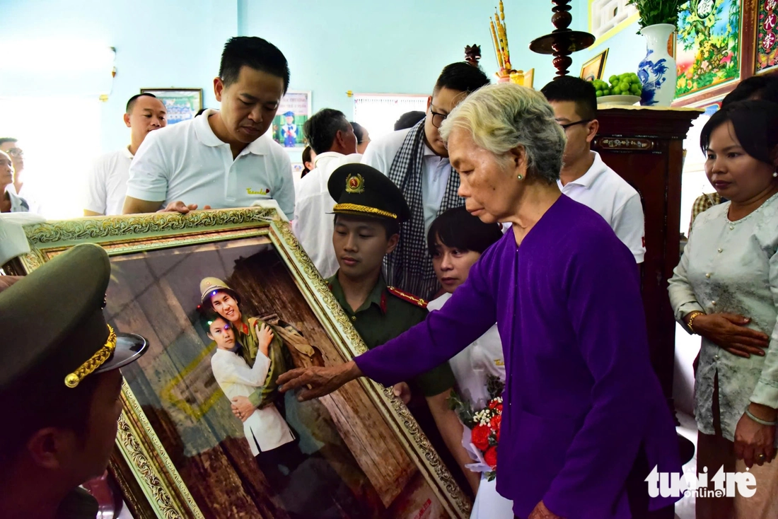 Phần quà đặc biệt sau gần 60 năm, bà Nguyễn Thị Lệ được ôm chồng Huỳnh Văn Quên trong một bức ảnh - Ảnh 1.