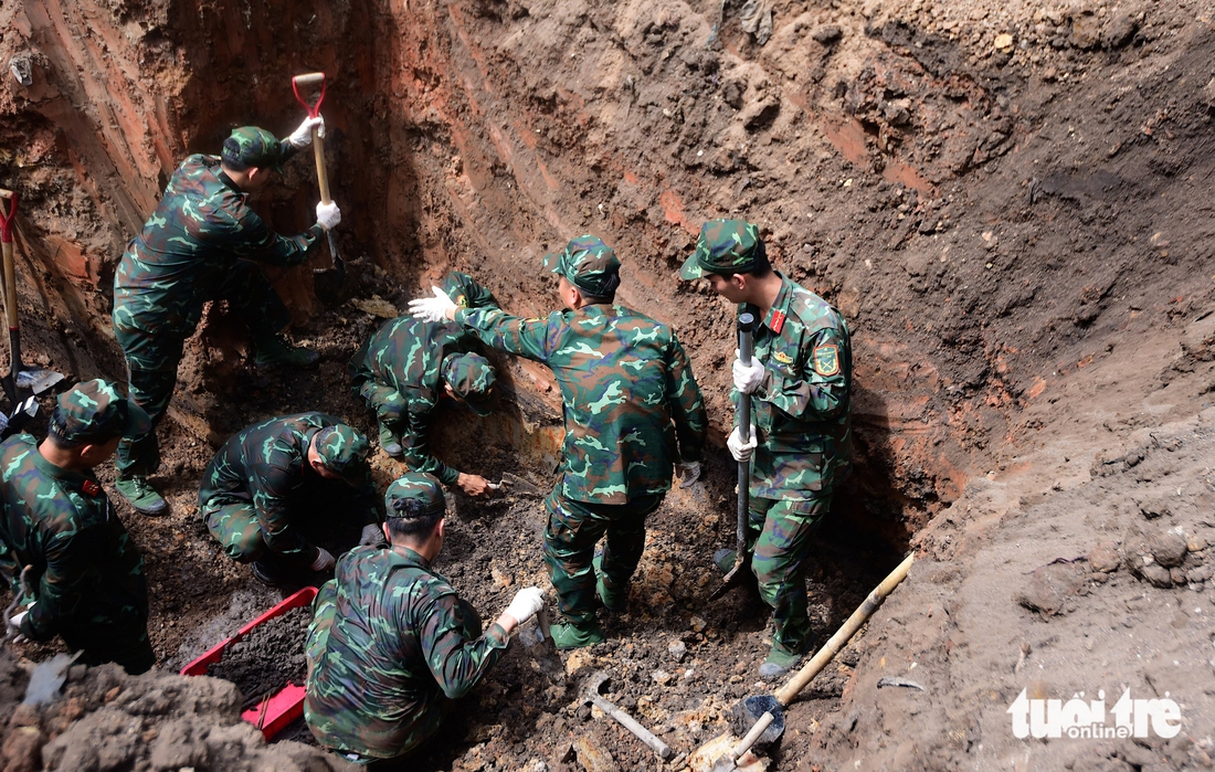Đại tướng Phan Văn Giang dâng hương tưởng niệm các anh hùng liệt sĩ tại công viên Lê Thị Riêng - Ảnh 7.
