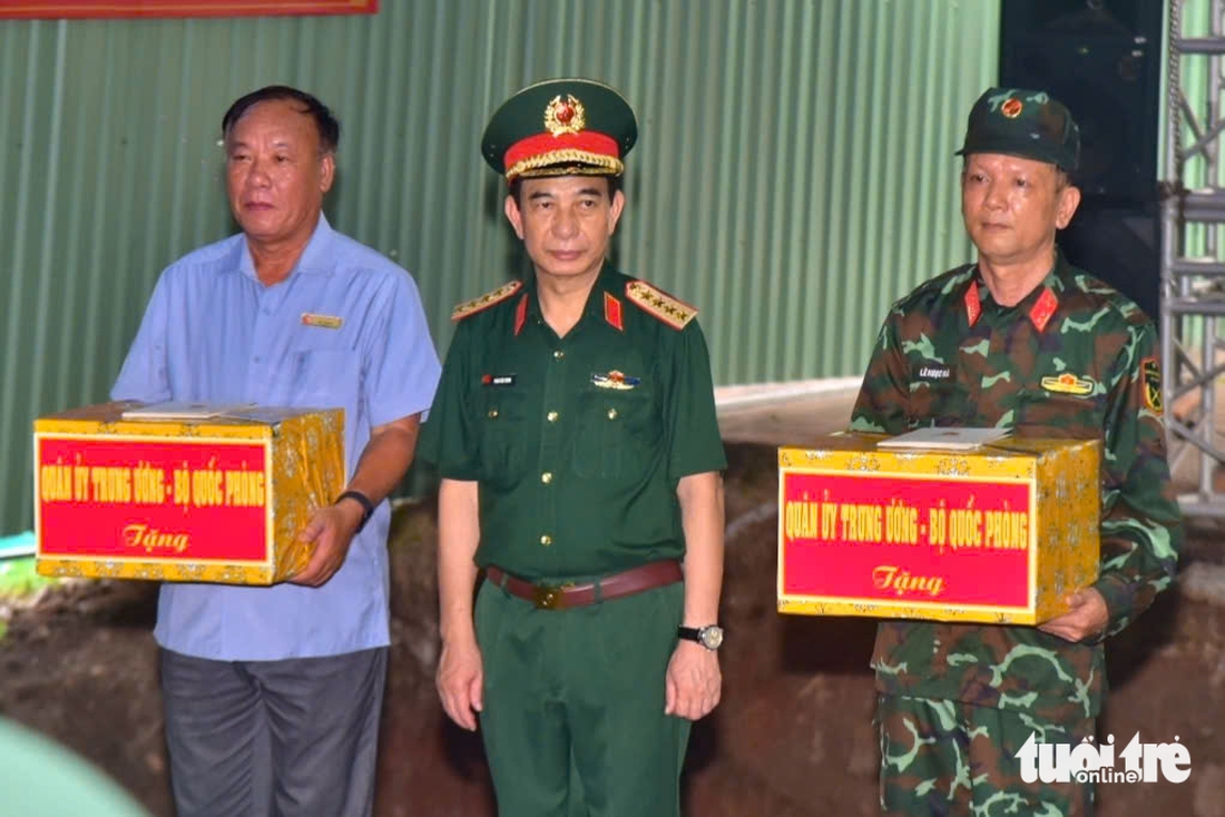 Đại tướng Phan Văn Giang dâng hương tưởng niệm các anh hùng liệt sĩ tại công viên Lê Thị Riêng - Ảnh 9.
