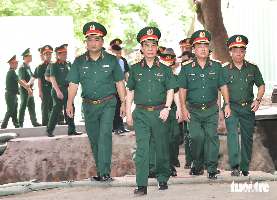 Đại tướng Phan Văn Giang dâng hương tưởng niệm các anh hùng liệt sĩ tại công viên Lê Thị Riêng - Ảnh 4.