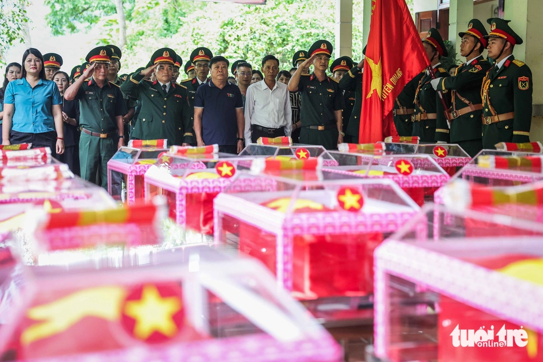 Dòng người đội nắng tiễn đưa 34 liệt sĩ rời chiến trường Vị Xuyên - Ảnh 4.