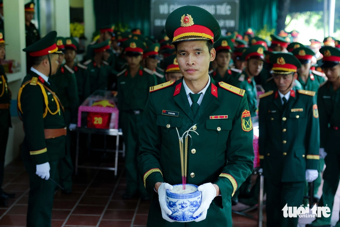 Dòng người đội nắng tiễn đưa 34 liệt sĩ rời chiến trường Vị Xuyên - Ảnh 10.