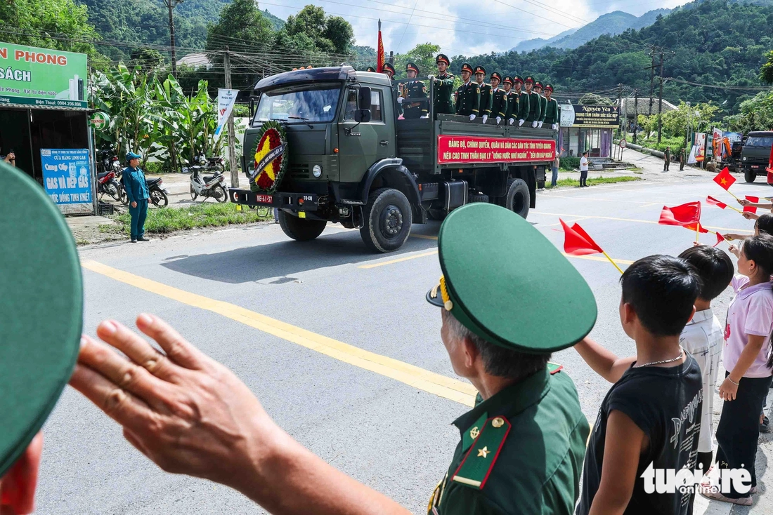 Dòng người đội nắng tiễn đưa 34 liệt sĩ rời chiến trường Vị Xuyên - Ảnh 17.