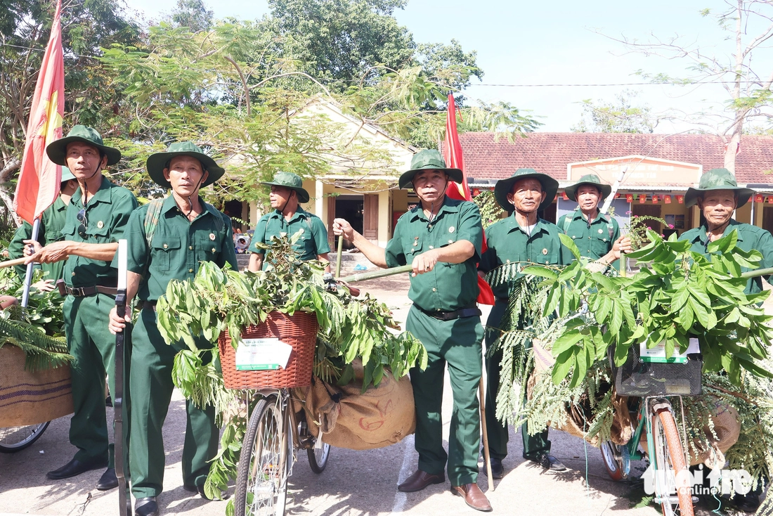 Xúc động cảnh bộ đội hành quân, chiến thắng trở về trong vòng tay yêu thương nhân dân - Ảnh 1.