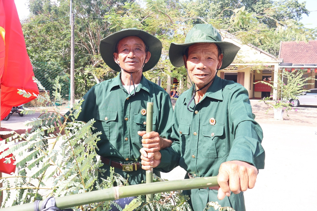 Xúc động cảnh bộ đội hành quân, chiến thắng trở về trong vòng tay yêu thương nhân dân - Ảnh 2.