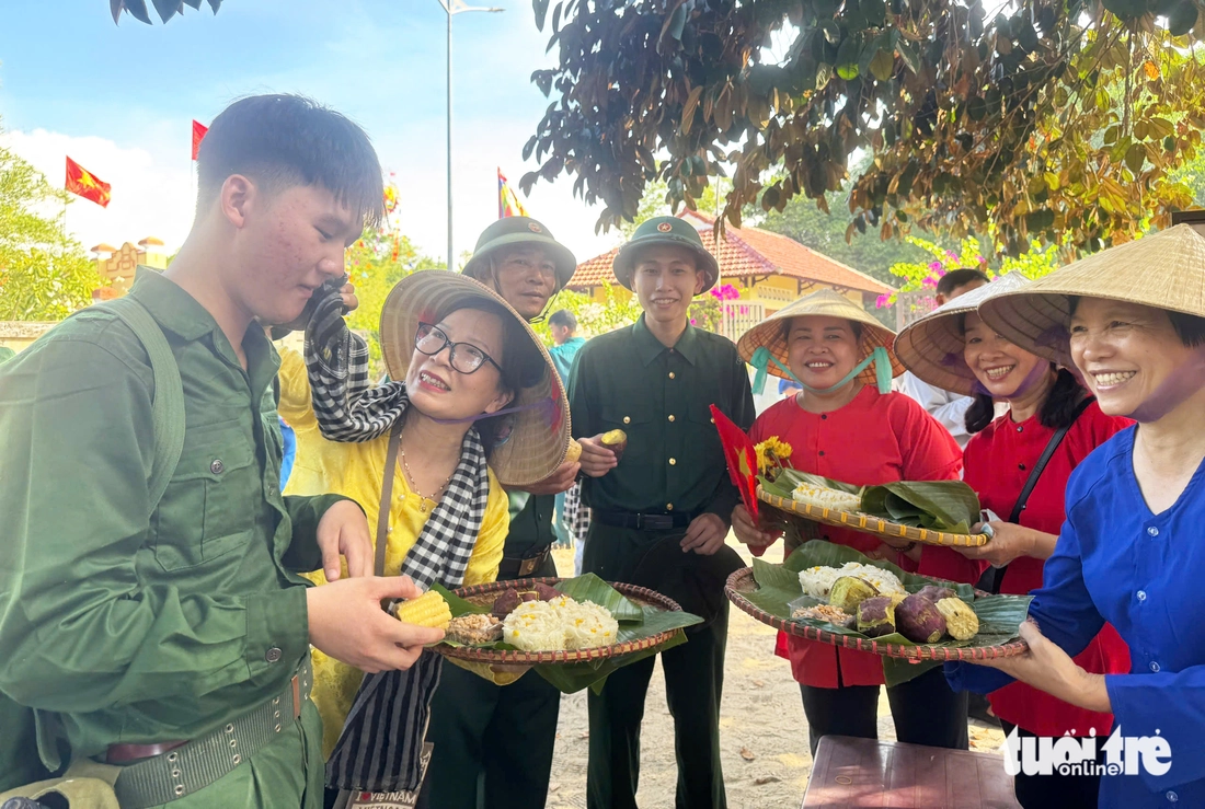Xúc động cảnh bộ đội hành quân, chiến thắng trở về trong vòng tay yêu thương nhân dân - Ảnh 12.