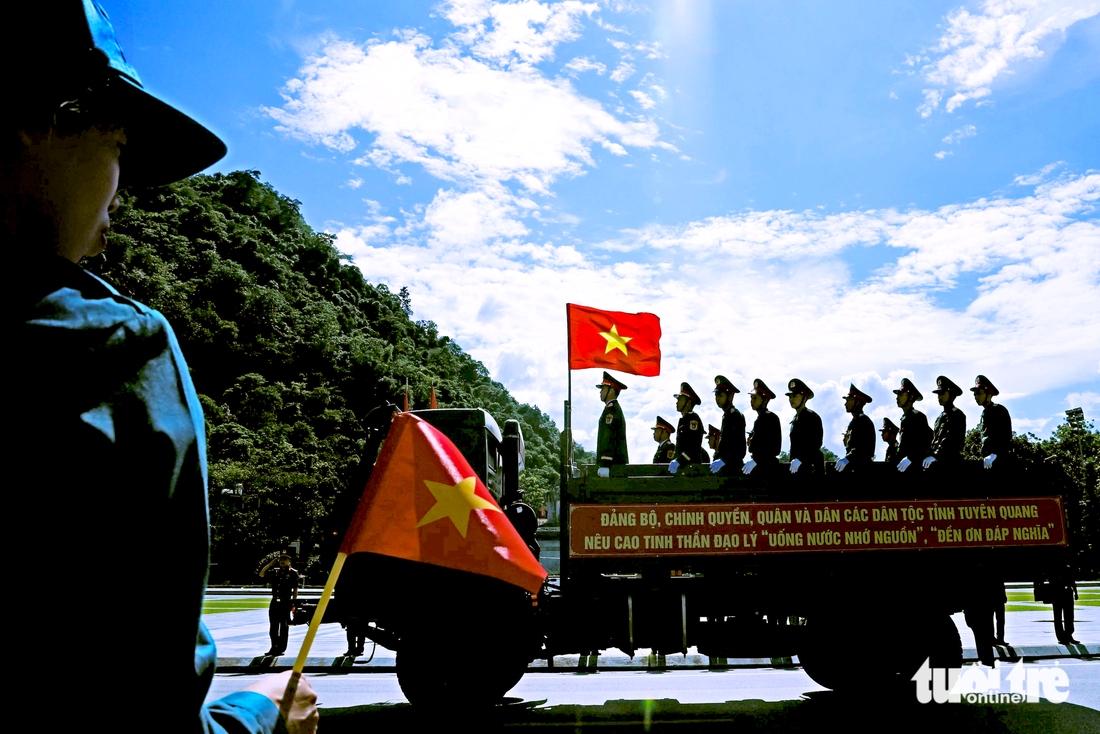 Dòng người đội nắng tiễn đưa 34 liệt sĩ rời chiến trường Vị Xuyên - Ảnh 2.
