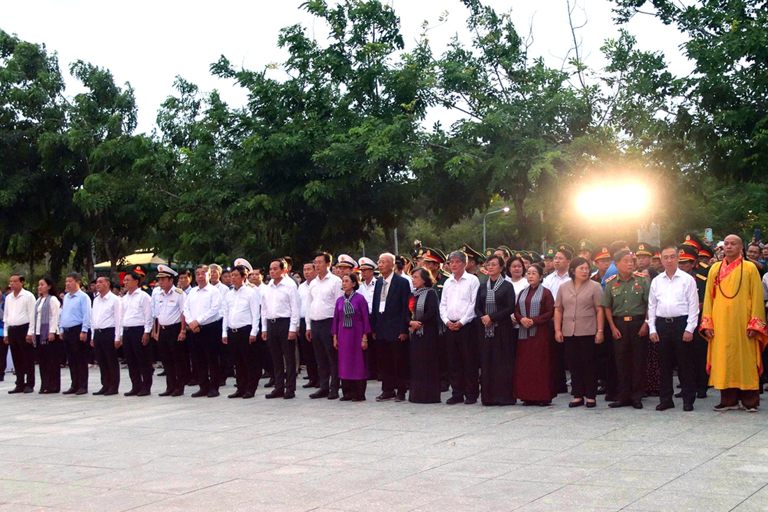 Bí thư Trần Lưu Quang cùng lãnh đạo TP.HCM dâng hương, thắp nến tri ân anh hùng liệt sĩ tại Côn Đảo - Ảnh 4.